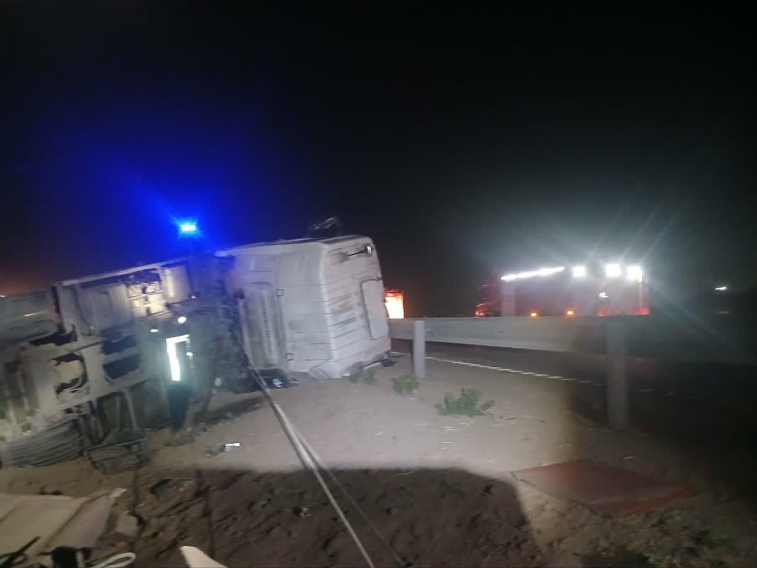 واژگونی تریلی در اتوبان قم به گرمسار واژگونی تریلی در اتوبان قم به گرمسار